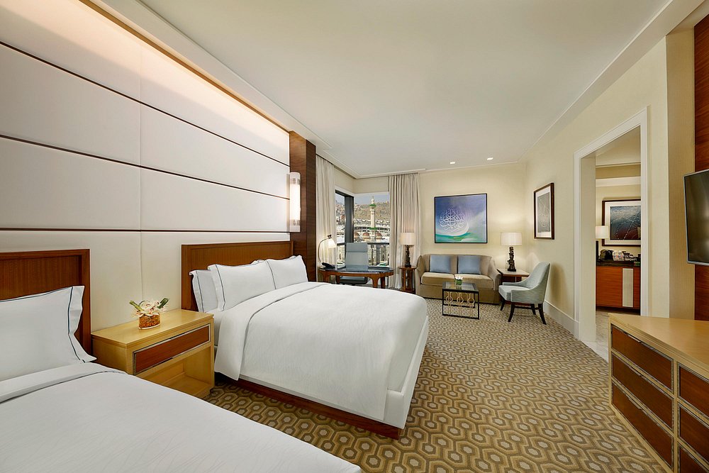 فندق بإطلالة ليلية